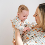 Bébé portant le ZIPSTER x Miffy Grenouillère en bambou à carreaux « Bloom »