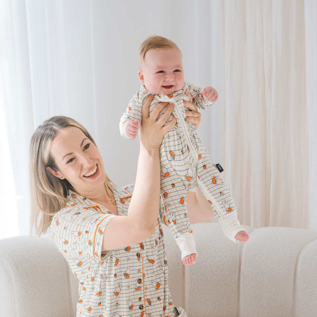 Bébé portant le ZIPSTER x Miffy Grenouillère en bambou à carreaux « Bloom »