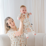 Bébé portant le ZIPSTER x Miffy Grenouillère en bambou à carreaux « Bloom »
