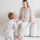 Bambino che indossa il completo pigiama in bambù a quadri “Checkered Bloom” della linea Miffy per bambini