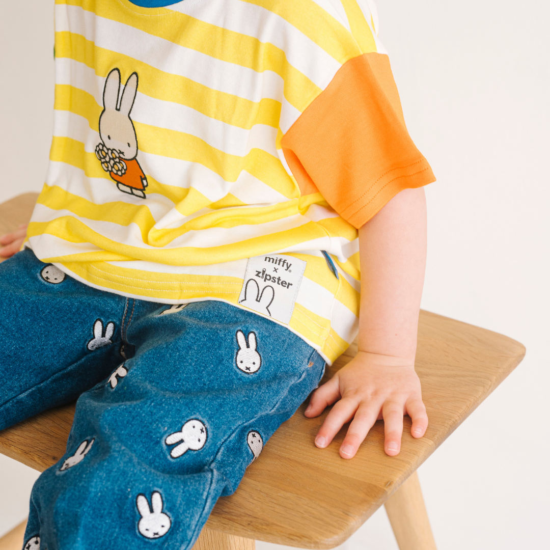 Niño con la camiseta infantil de rayas con cuello de ringer Miffy de Bloom