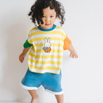Niño con la camiseta infantil de rayas con cuello de ringer Miffy de Bloom