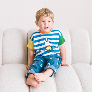 Niño con la camiseta infantil de rayas con cuello redondo «Move» de Miffy