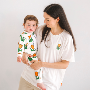 Femme portant le t-shirt d'allaitement blanc Miffy orné d'une tulipe brodée et doté de fermetures éclair d'allaitement