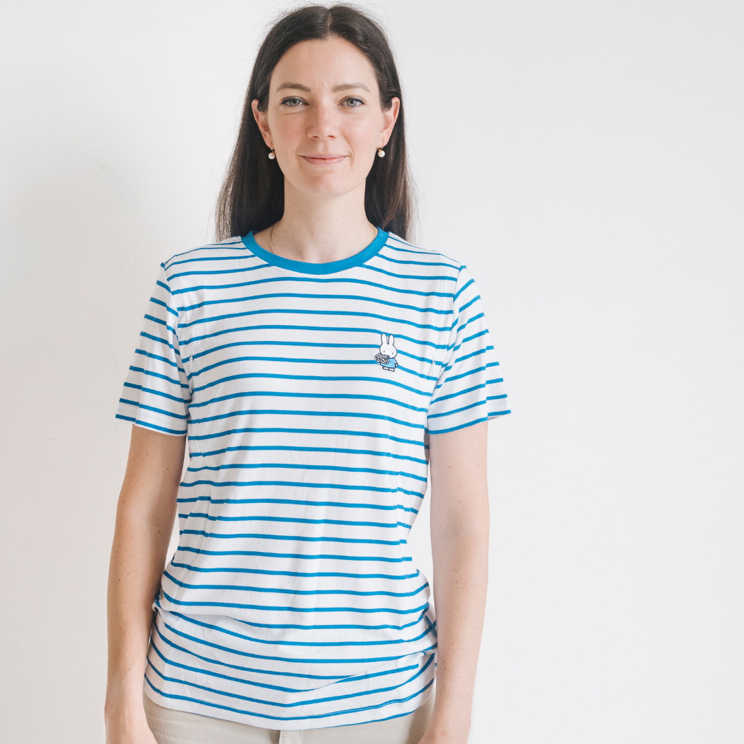 Mujer con la camiseta de lactancia a rayas Miffy con cremalleras ocultas para dar el pecho