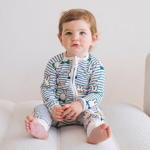 Bébé porté dans le ZIPSTER x Miffy Grenouillère en bambou « Peek-a-Boo Blue »