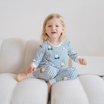 Kind, das das Kinder-Pyjama-Set „Miffy Peek-a-Boo Blue“ aus Bambus trägt