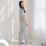 Femme portant l'ensemble de pyjama en bambou « Ladies Miffy Peek-a-Boo Blue »