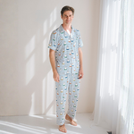 Homme portant l'ensemble de pyjama en bambou « Peek-a-Boo Blue » pour homme Miffy