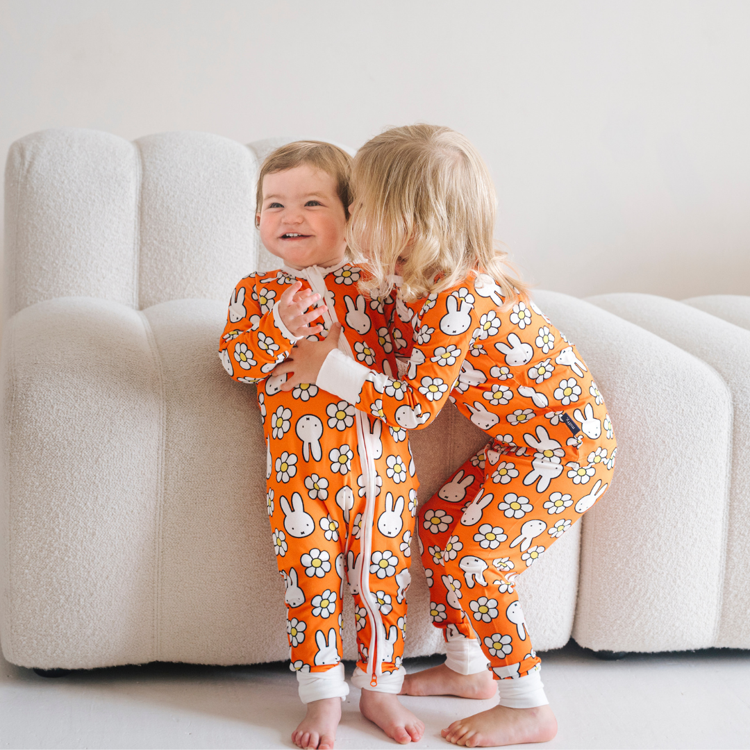 Baby im ZIPSTER x Miffy Daisy Days Bambus-Strampler