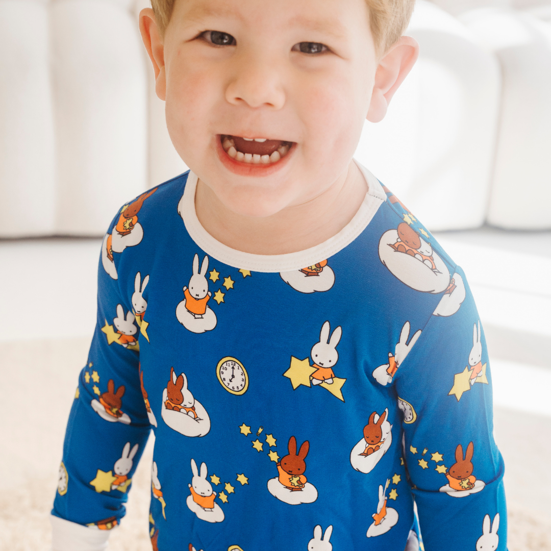 Niño con el conjunto de pijama de bambú «Starry Sleep» de la colección infantil Miffy
