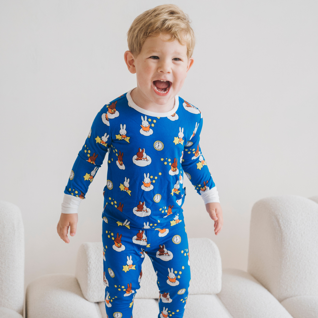 Niño con el conjunto de pijama de bambú «Starry Sleep» de la colección infantil Miffy