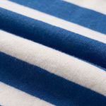 Primer plano del suave tejido de bambú del Miffy del conjunto de ropa de bambú «Move», compuesto por una sudadera con estampado de bicicleta y unos pantalones de chándal verdes.