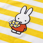 Detalle de diseño de la camiseta infantil de rayas con cuello redondo «Bloom» de Miffy