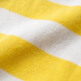 Primer plano del suave tejido de bambú de la camiseta infantil de rayas con cuello redondo Miffy «In Bloom»