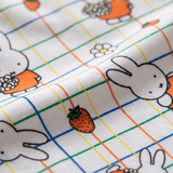 Gros plan sur le tissu en bambou tout doux de la grenouillère ZIPSTER x Miffy en bambou à carreaux « Checkered Bloom ».