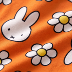Nahaufnahme des weichen Bambusstoffs des ZIPSTER x Miffy „Daisy Days“-Bambus-Strampler