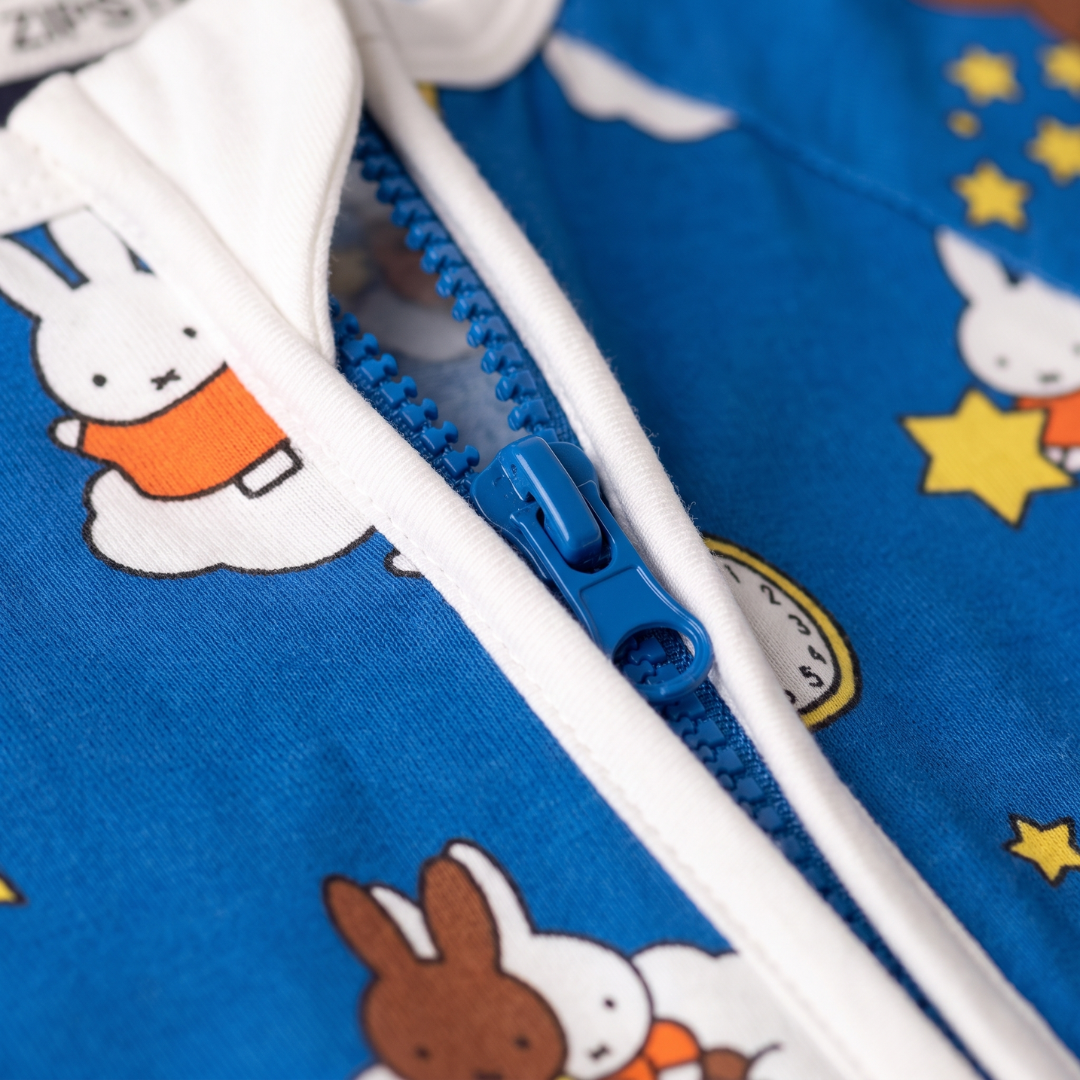 Cerniera a doppio cursore sul modello ZIPSTER x Miffy Starry Sleep in bambù Pagliaccetto